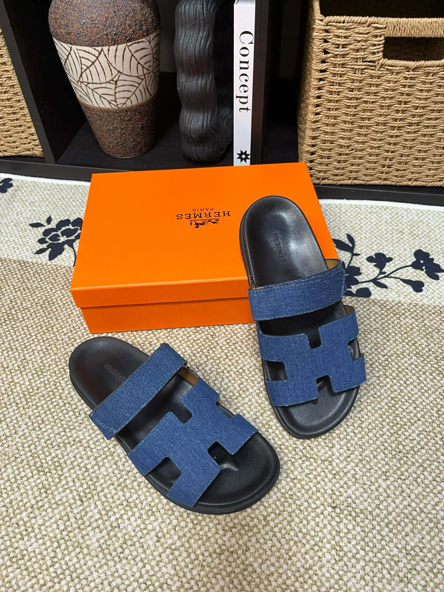 P300 Long-term stock Hermes men’s Kazimir slippers for couples - top quality woven calfskin functional sandals with intertwined uppers inspired by the “H” iconic pattern to create a casual look, perfect for summer. Imported cowhide + cowhide lining + TUP outsole Size: 35-46